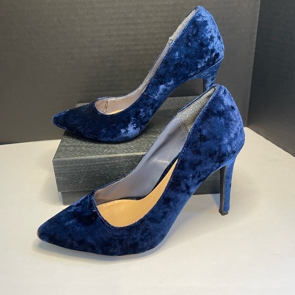 Wild Diva Lounge blue velvet heels in women’s size 6.5 - Picture 3 of 5
